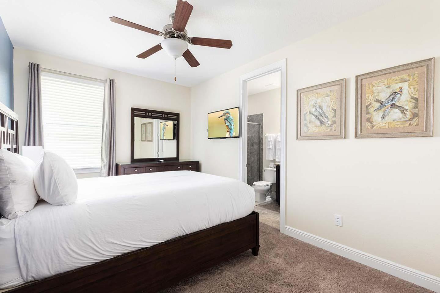 Polished Sleek 9 Bdrm With Backyard Pool At Encore Holiday home Orlando