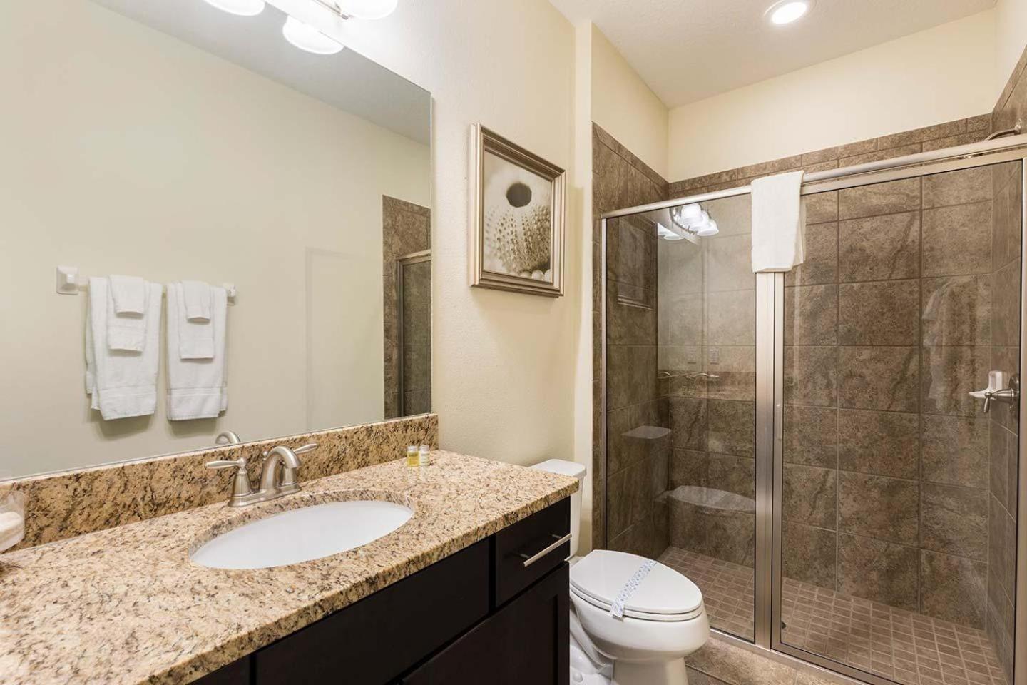 Holiday home Polished Sleek 9 Bdrm With Backyard Pool At Encore