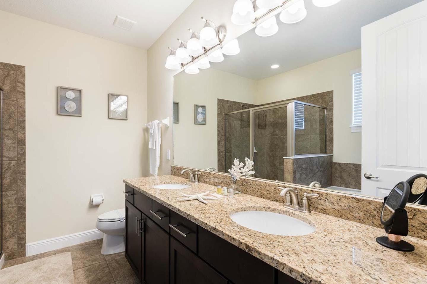 Polished Sleek 9 Bdrm With Backyard Pool At Encore Holiday home *