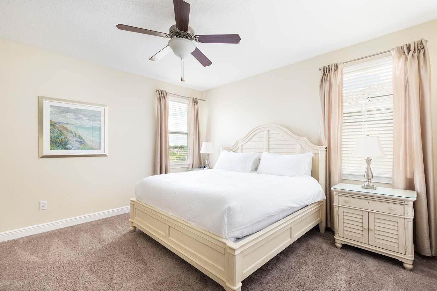 Holiday home Polished Sleek 9 Bdrm With Backyard Pool At Encore *