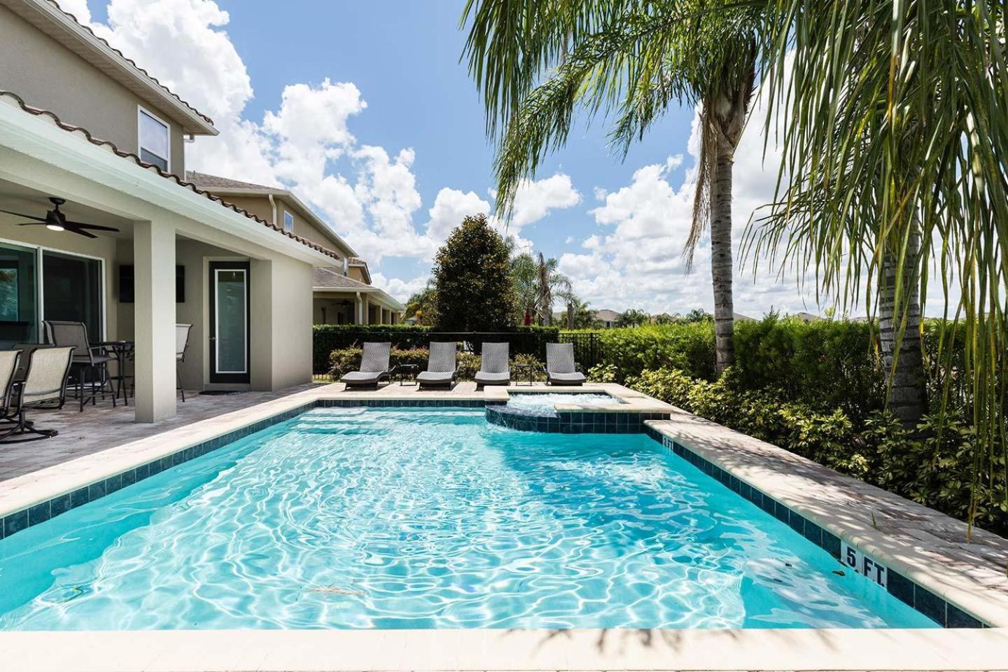 Polished Sleek 9 Bdrm With Backyard Pool At Encore Holiday home Orlando