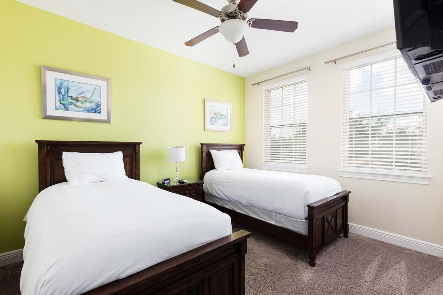Polished Sleek 9 Bdrm With Backyard Pool At Encore Holiday home