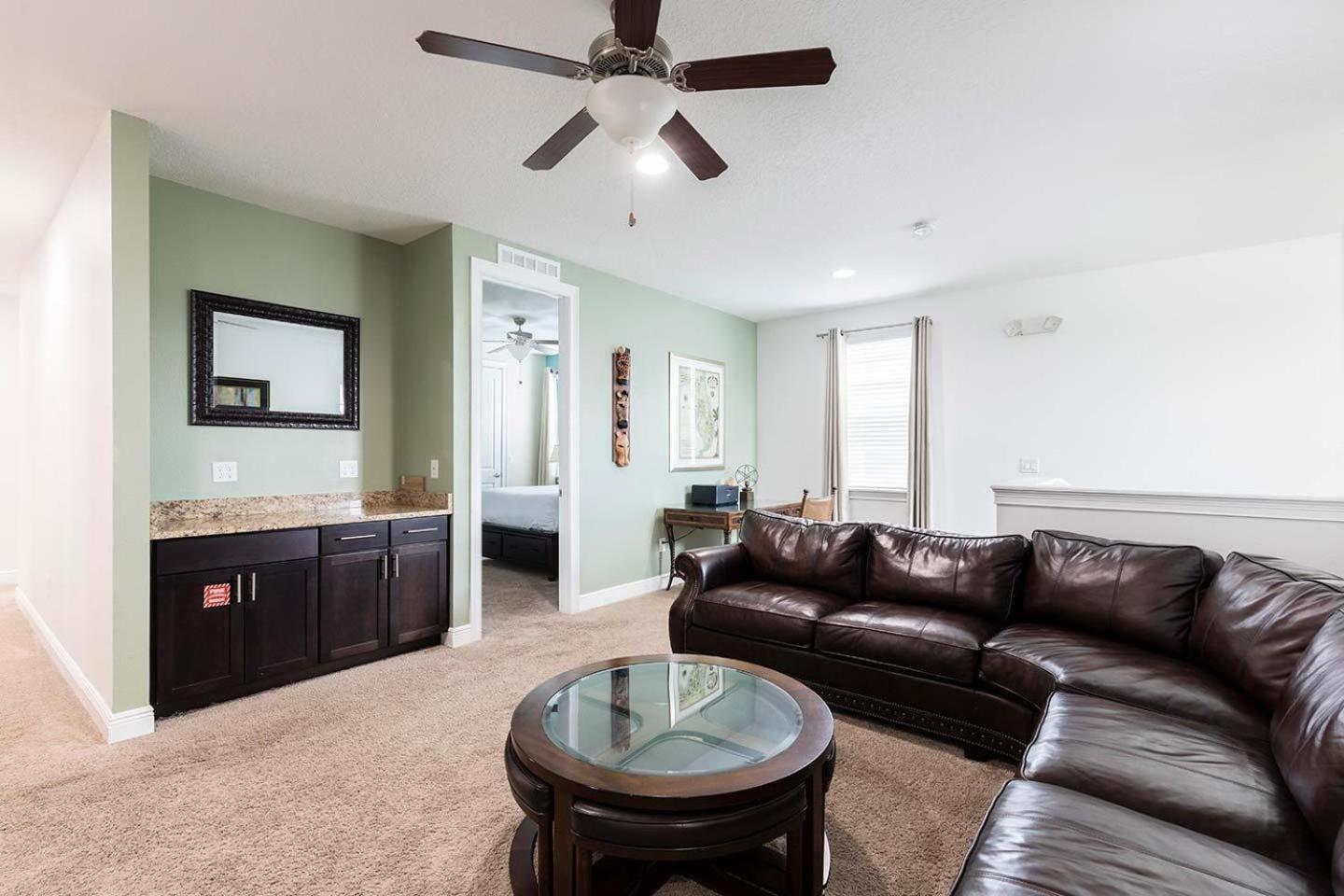 Holiday home Polished Sleek 9 Bdrm With Backyard Pool At Encore