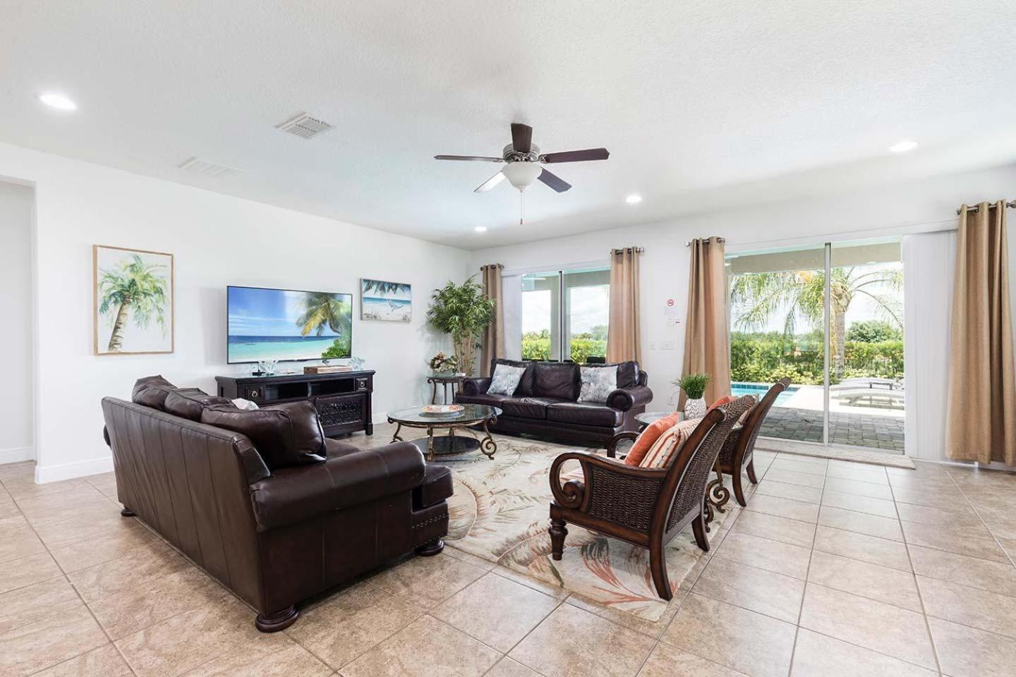 Polished Sleek 9 Bdrm With Backyard Pool At Encore Holiday home Orlando
