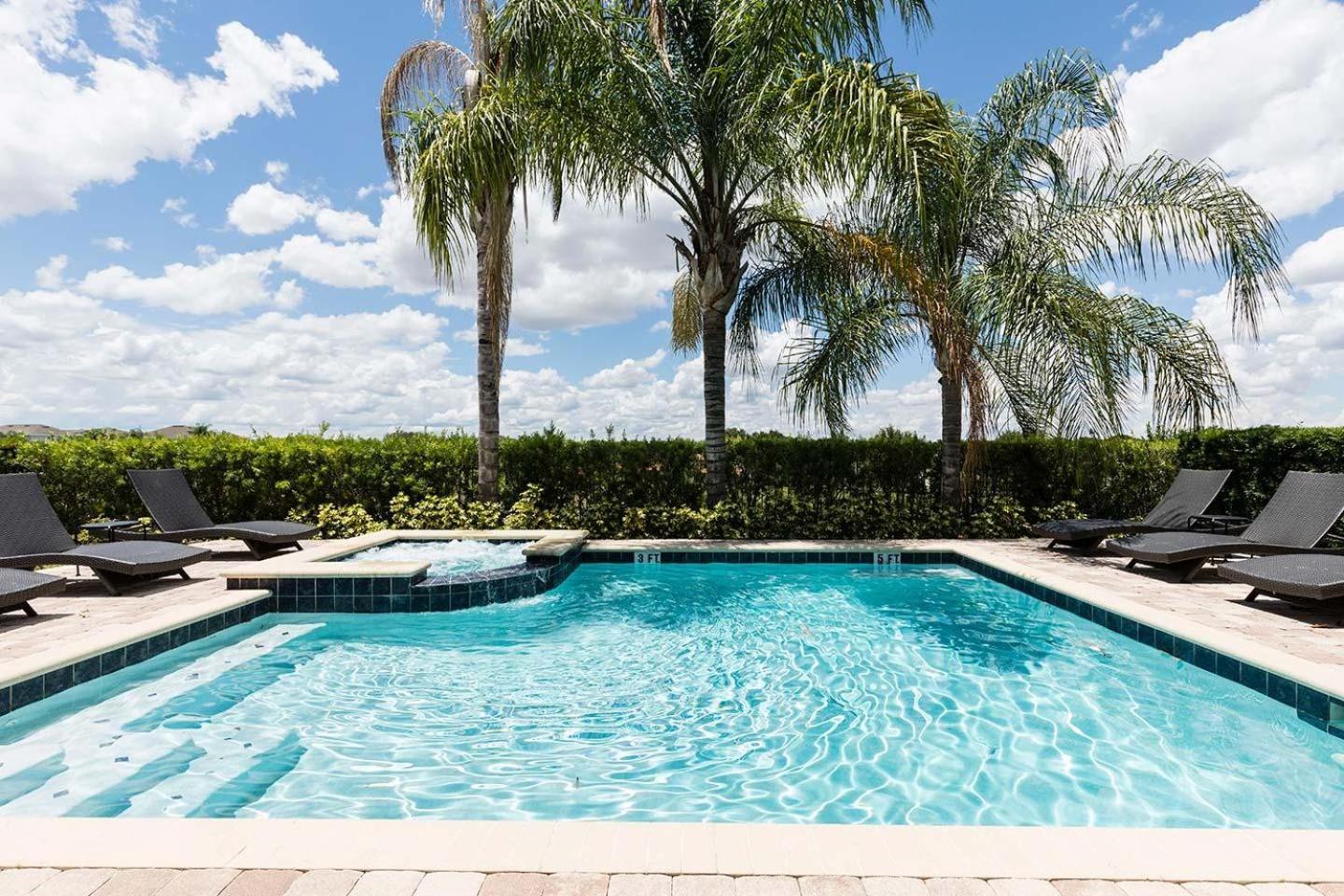 Polished Sleek 9 Bdrm With Backyard Pool At Encore Holiday home Orlando