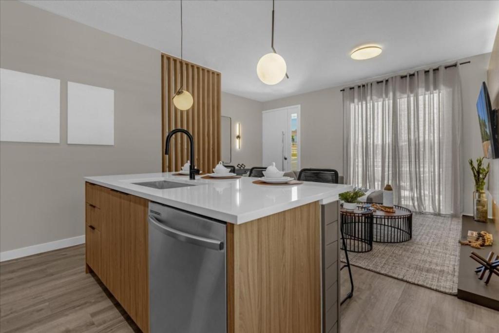 3 Bedrooms- 3 Bathrooms The Hub 3361 Tt * Orlando