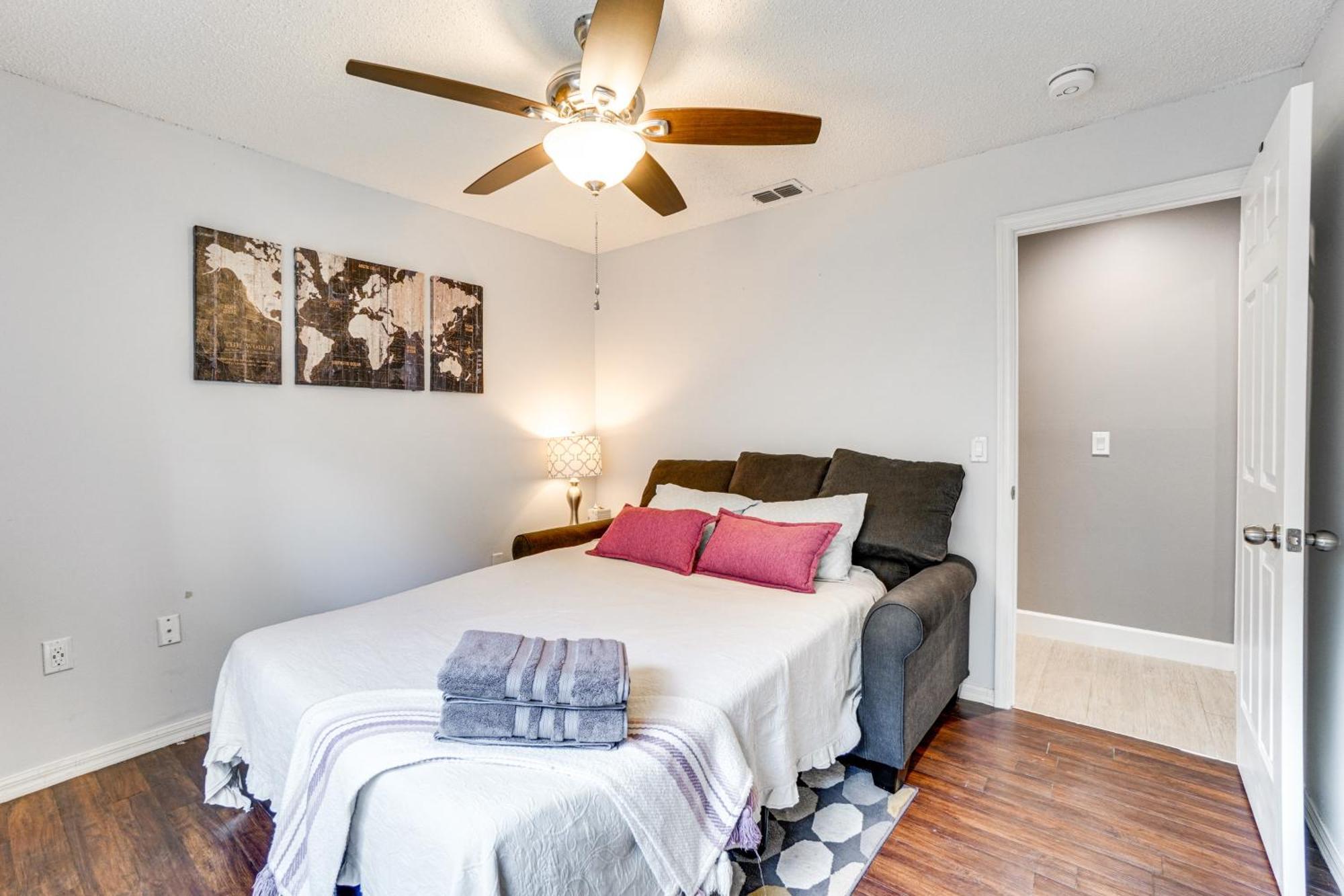 Luxe With Grill And Fenced Yard! Holiday home