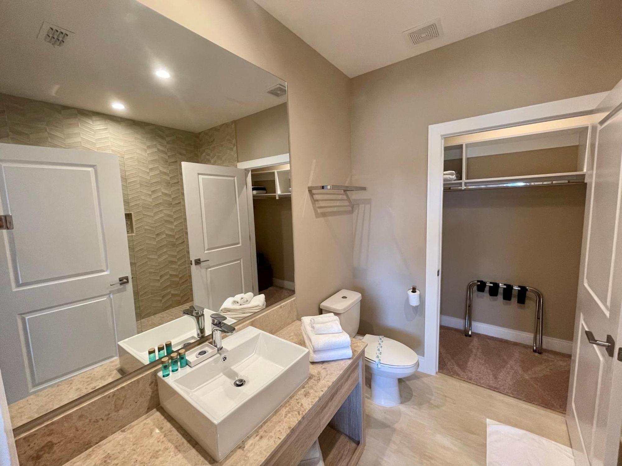 Luxury 7 Min 3 Bedroom - Hot Tub * Orlando