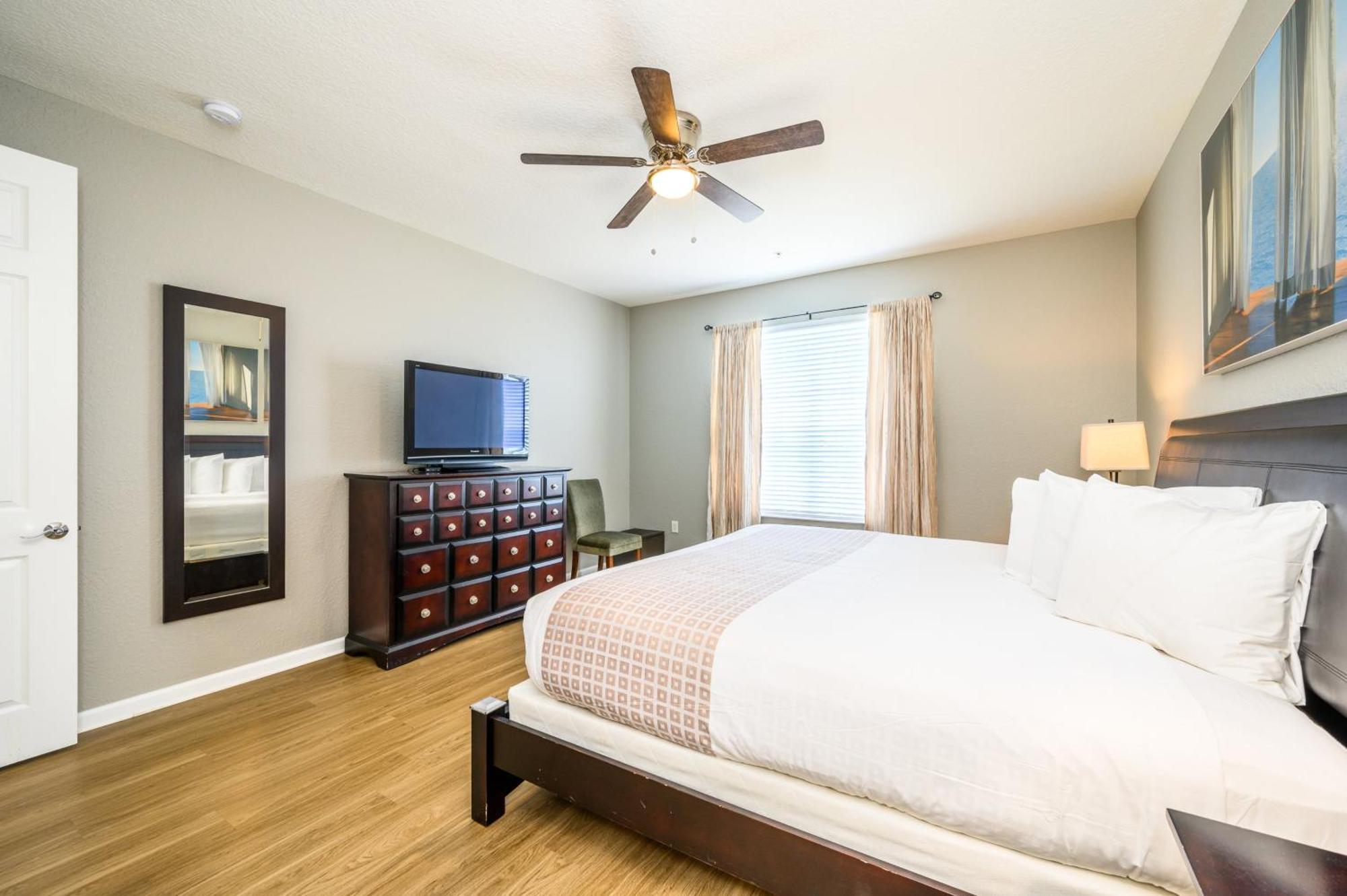 3 Bedroom Premium Lakeview Condo-1012 *