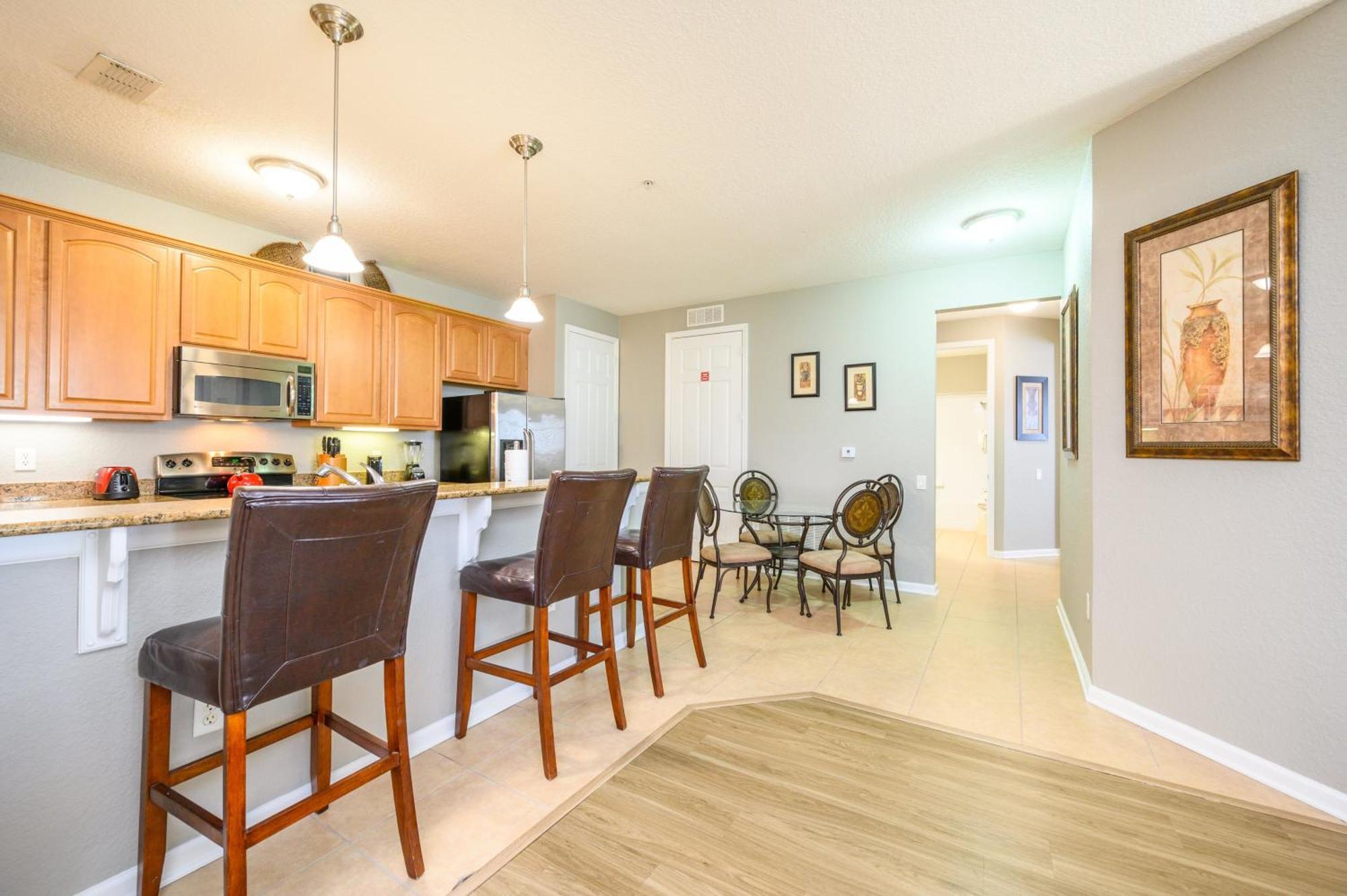 3 Bedroom Premium Lakeview Condo-1012 Apartment
