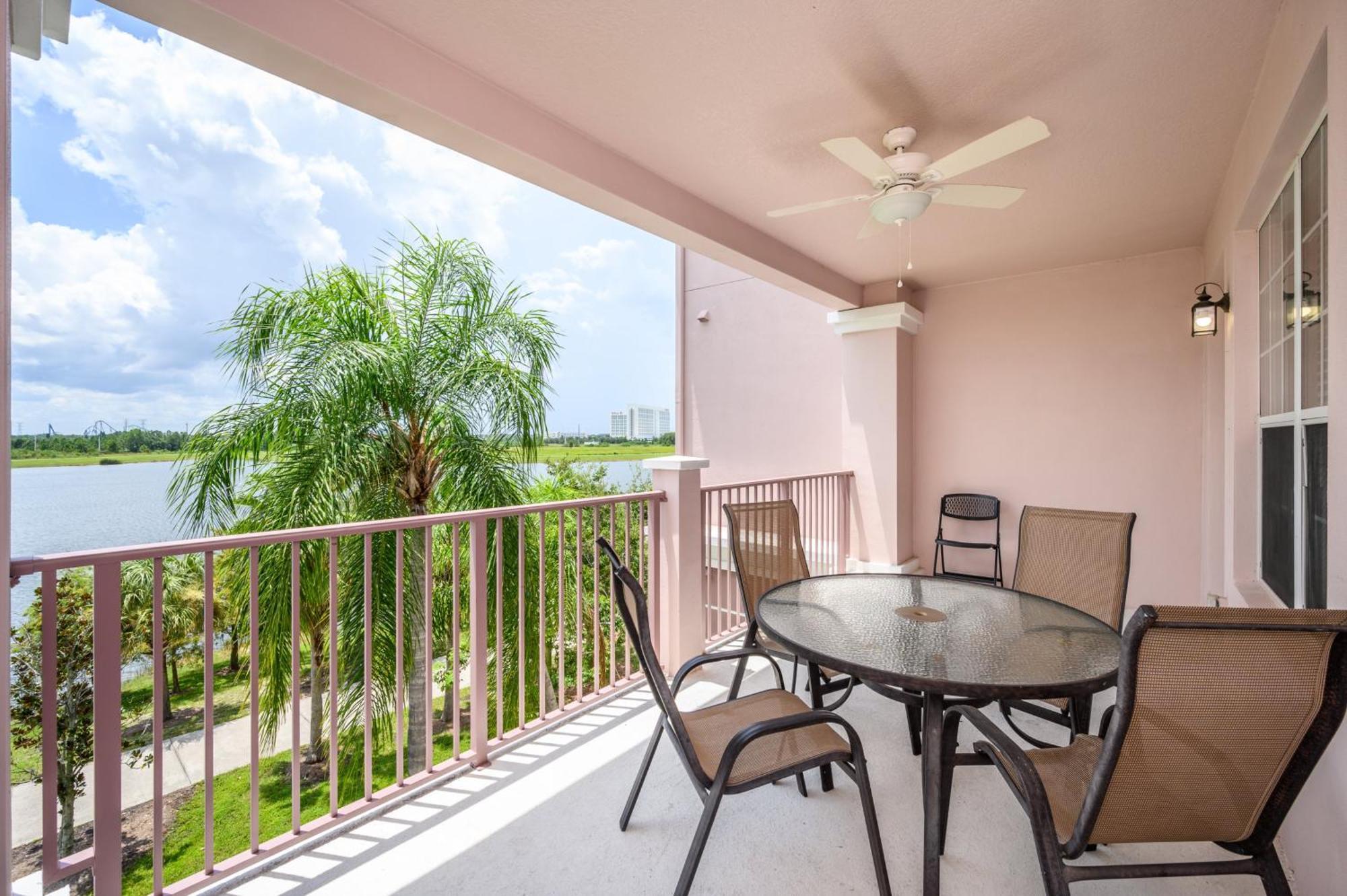 3 Bedroom Premium Lakeview Condo-1012 Apartment