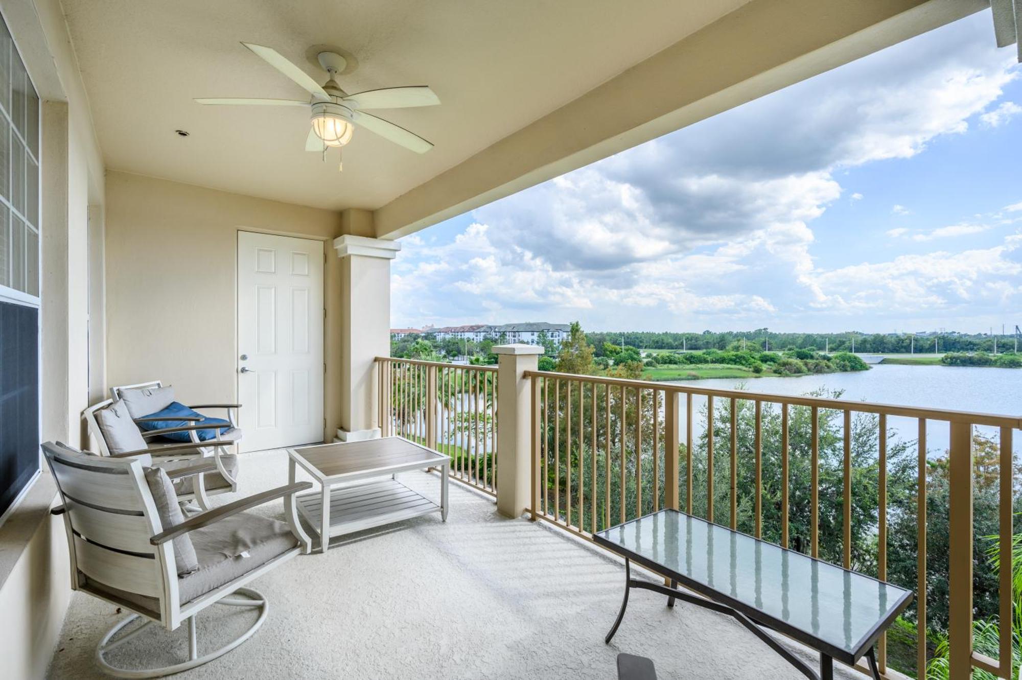 Apartment 3 Bedroom Premium Lakeview Condo-1012