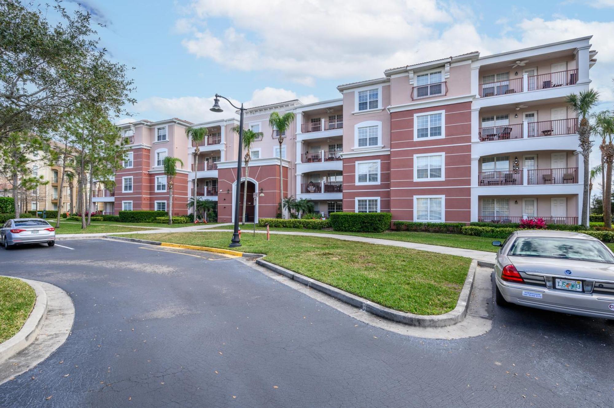 Luxury Lakeview Penthouse, Vista Cay 1027 *
