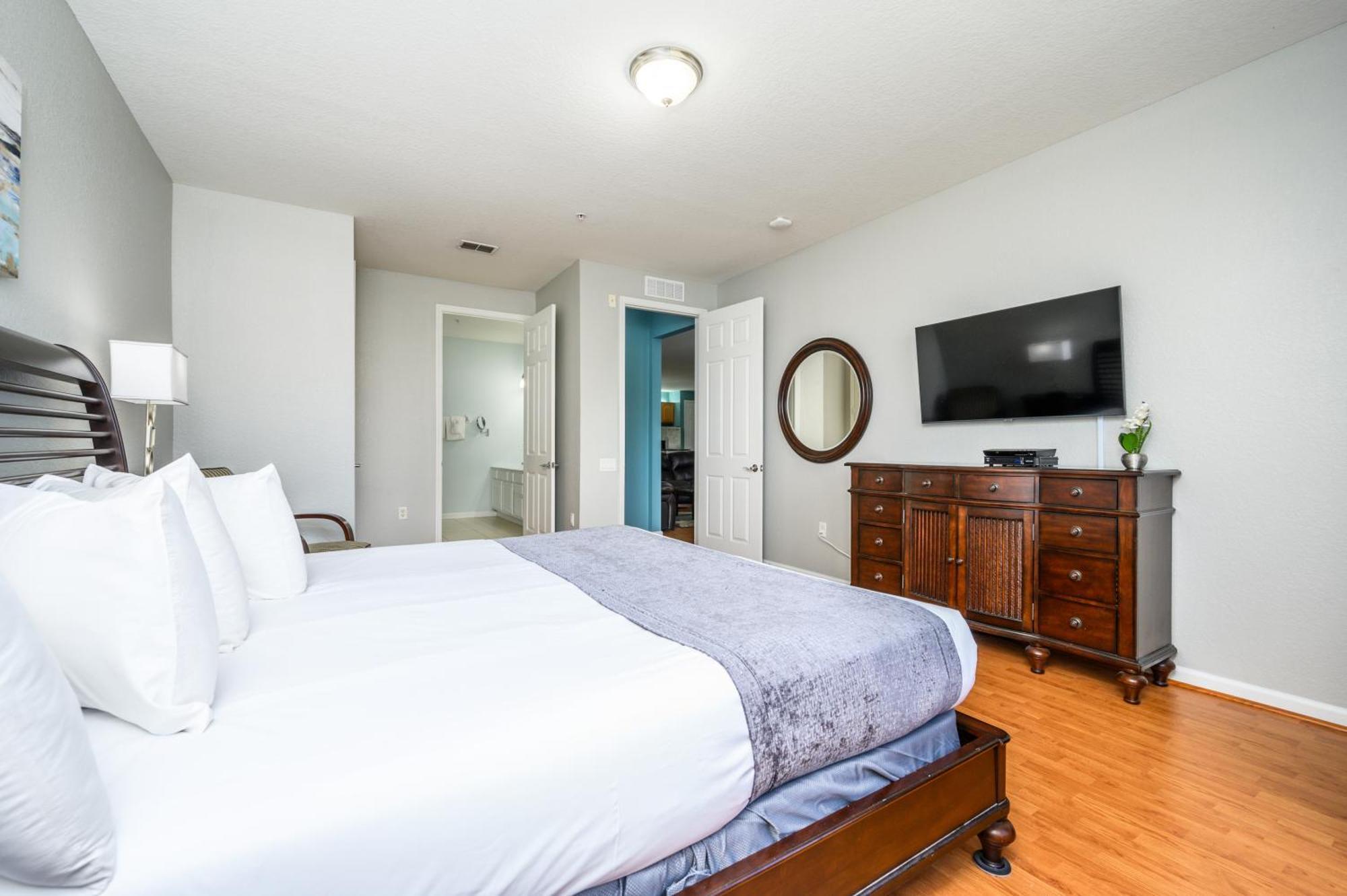 Luxury Lakeview Penthouse, Vista Cay 1027 * Orlando