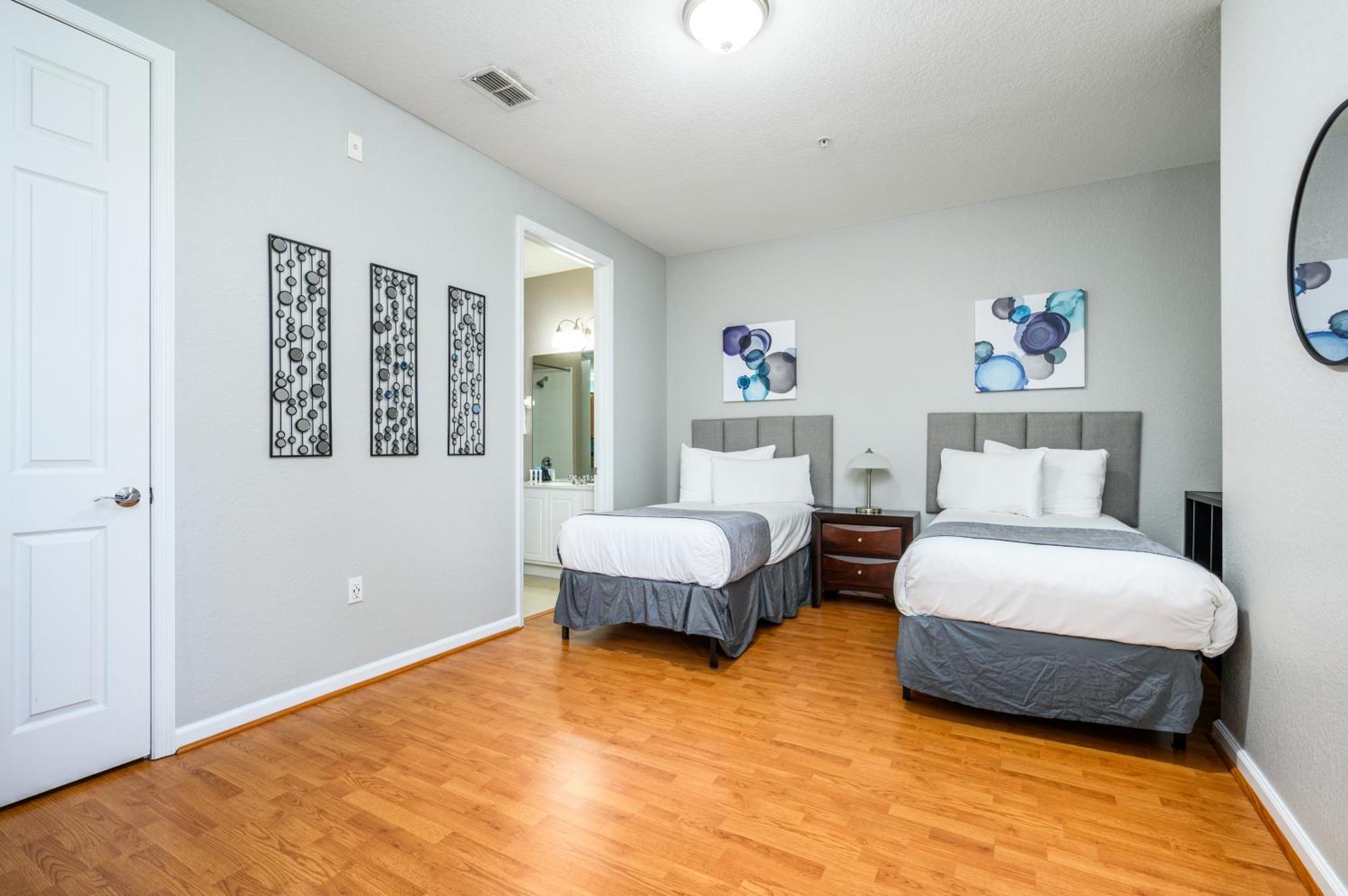 Luxury Lakeview Penthouse, Vista Cay 1027