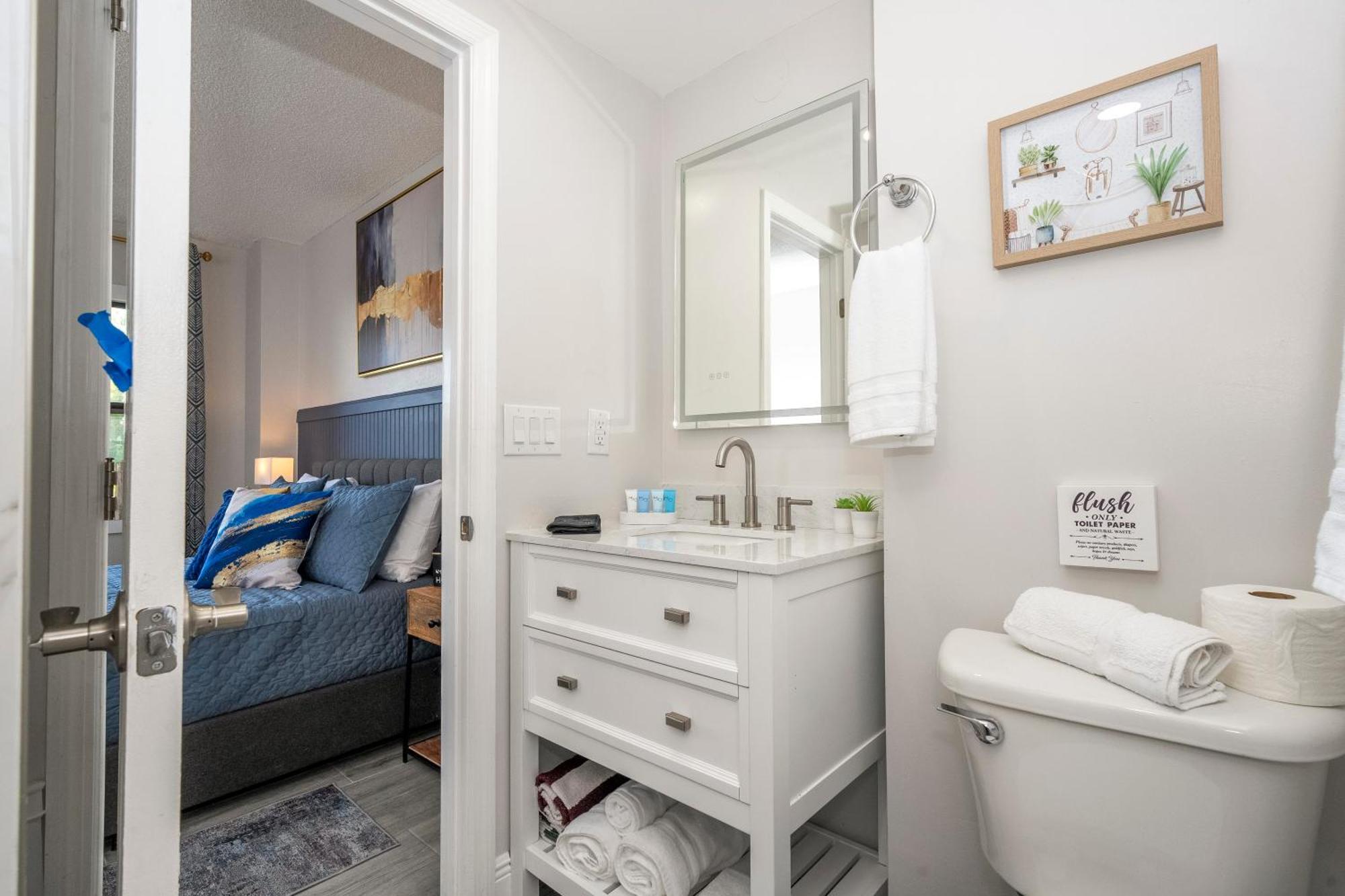 Cozy 2 Bedrooms 1 Mile Universal Apartment *