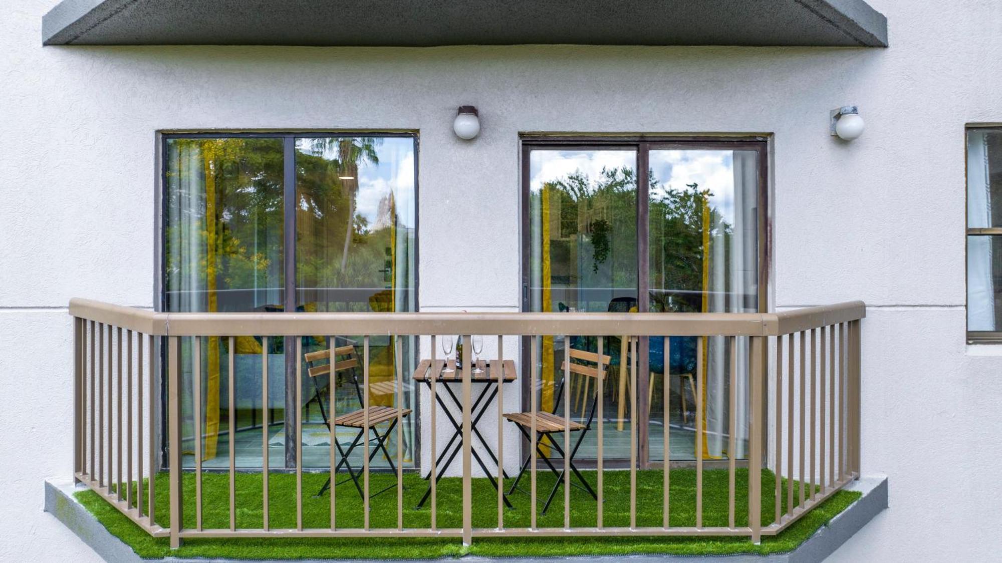 Cozy 2 Bedrooms 1 Mile Universal Apartment