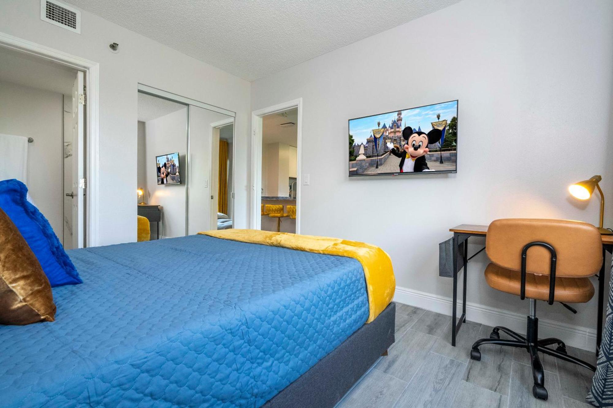 Cozy 2 Bedrooms 1 Mile Universal Apartment