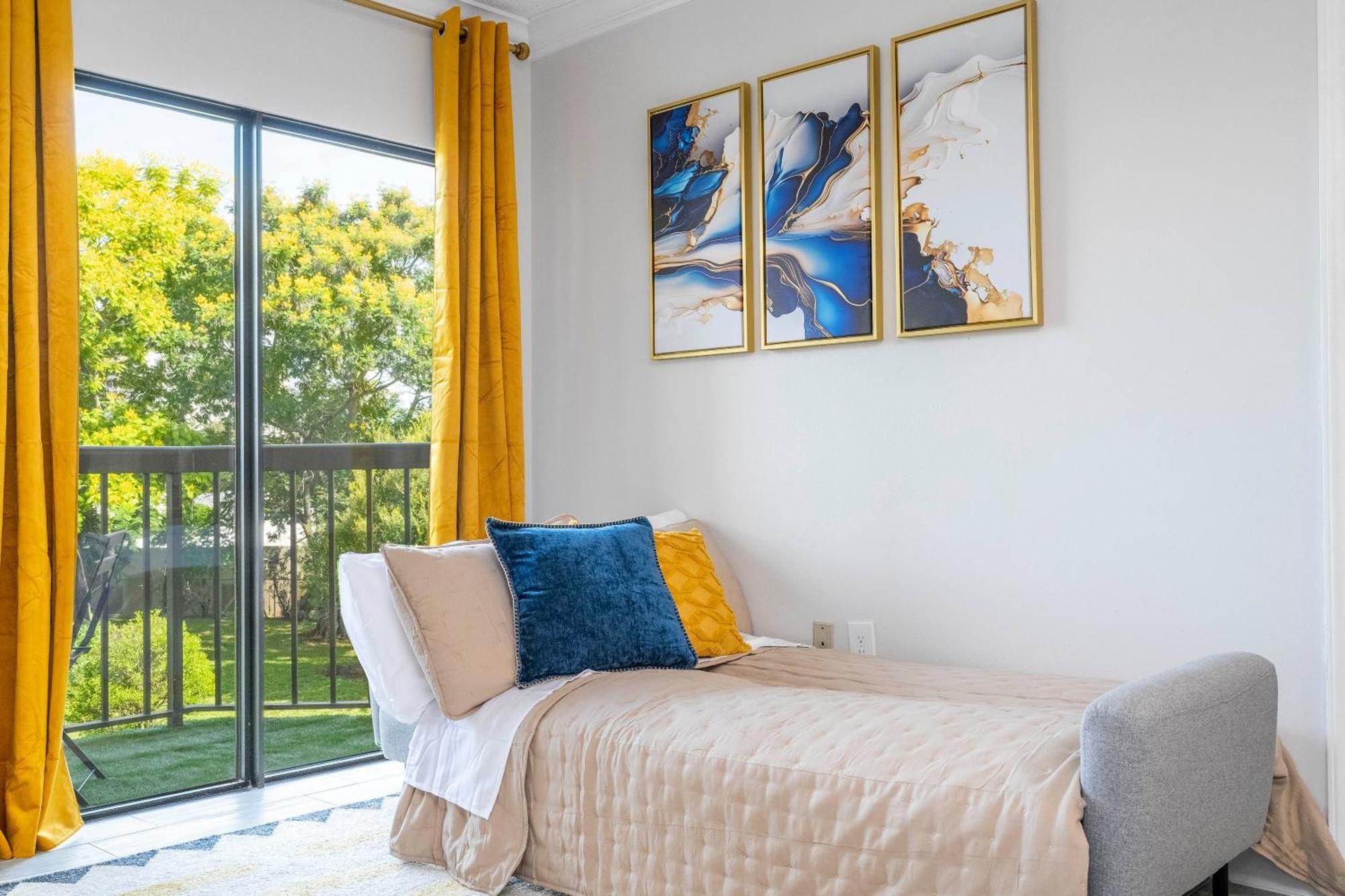 Apartment Cozy 2 Bedrooms 1 Mile Universal
