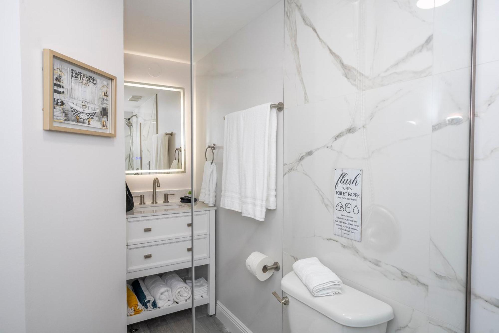 Cozy 2 Bedrooms 1 Mile Universal Apartment