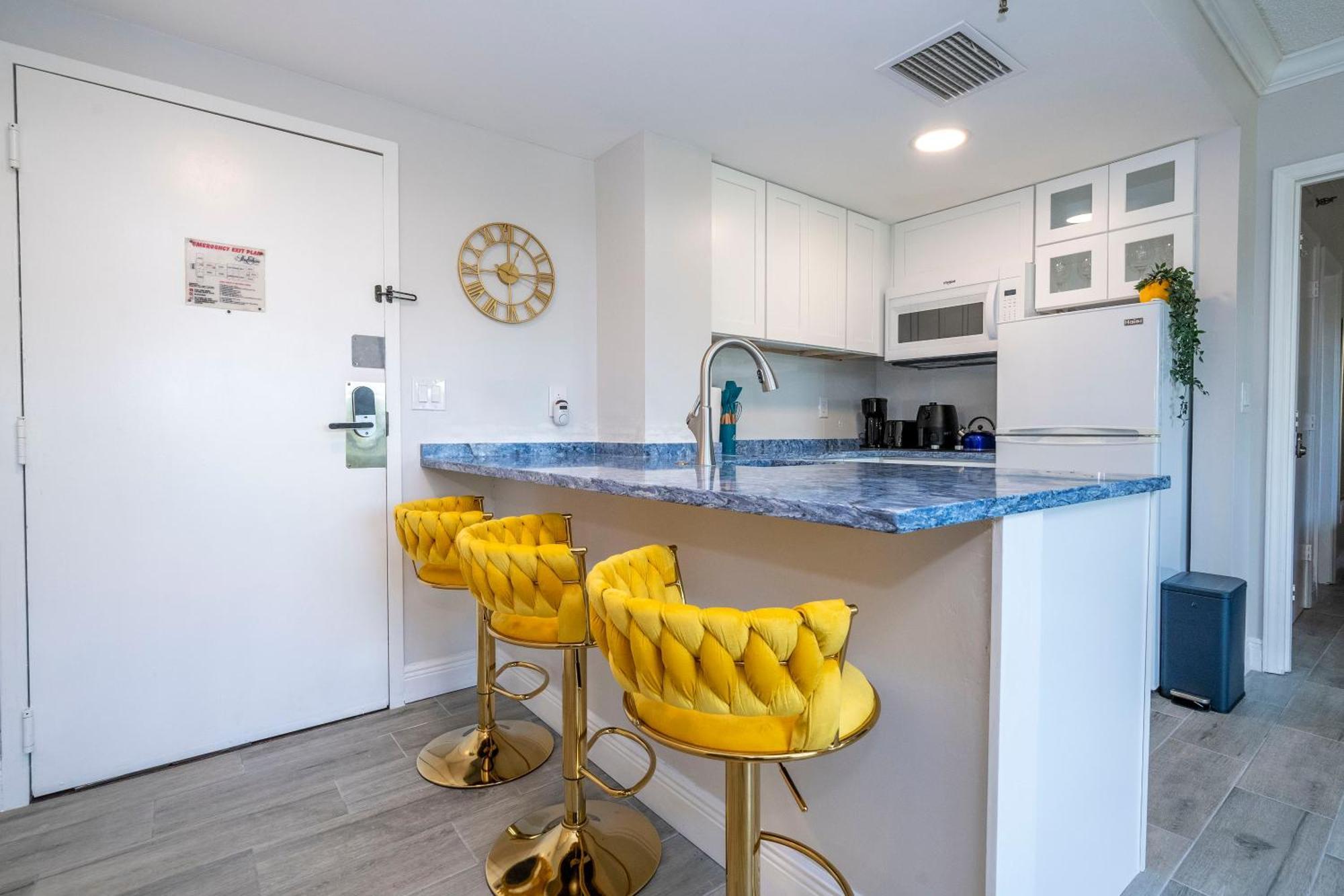 Cozy 2 Bedrooms 1 Mile Universal *