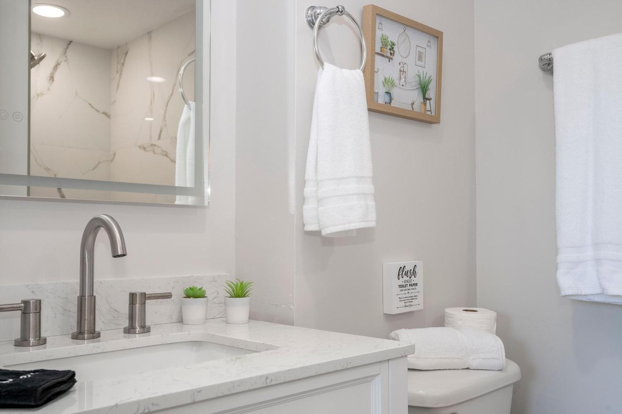 Cozy 2 Bedrooms 1 Mile Universal
