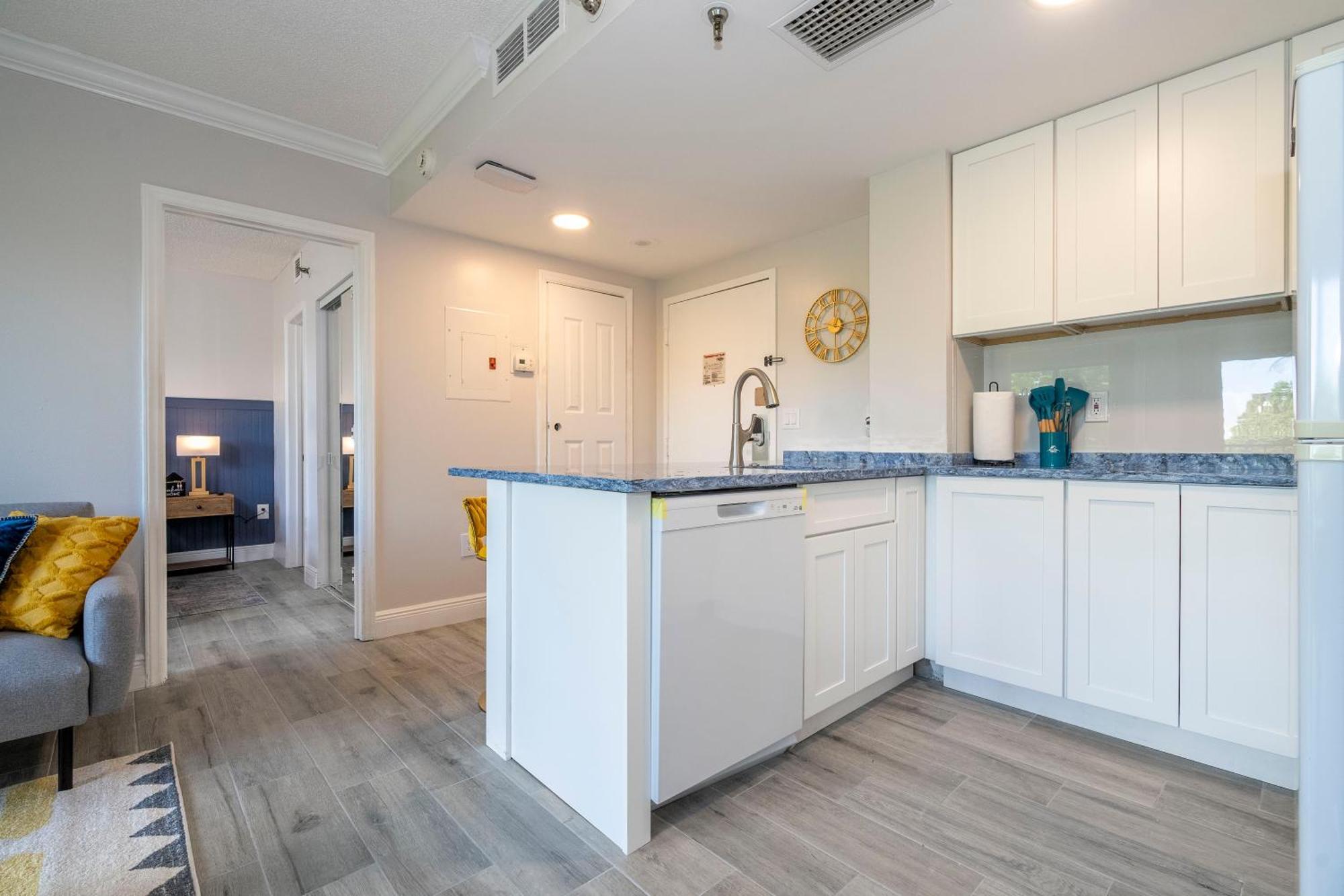 Cozy 2 Bedrooms 1 Mile Universal