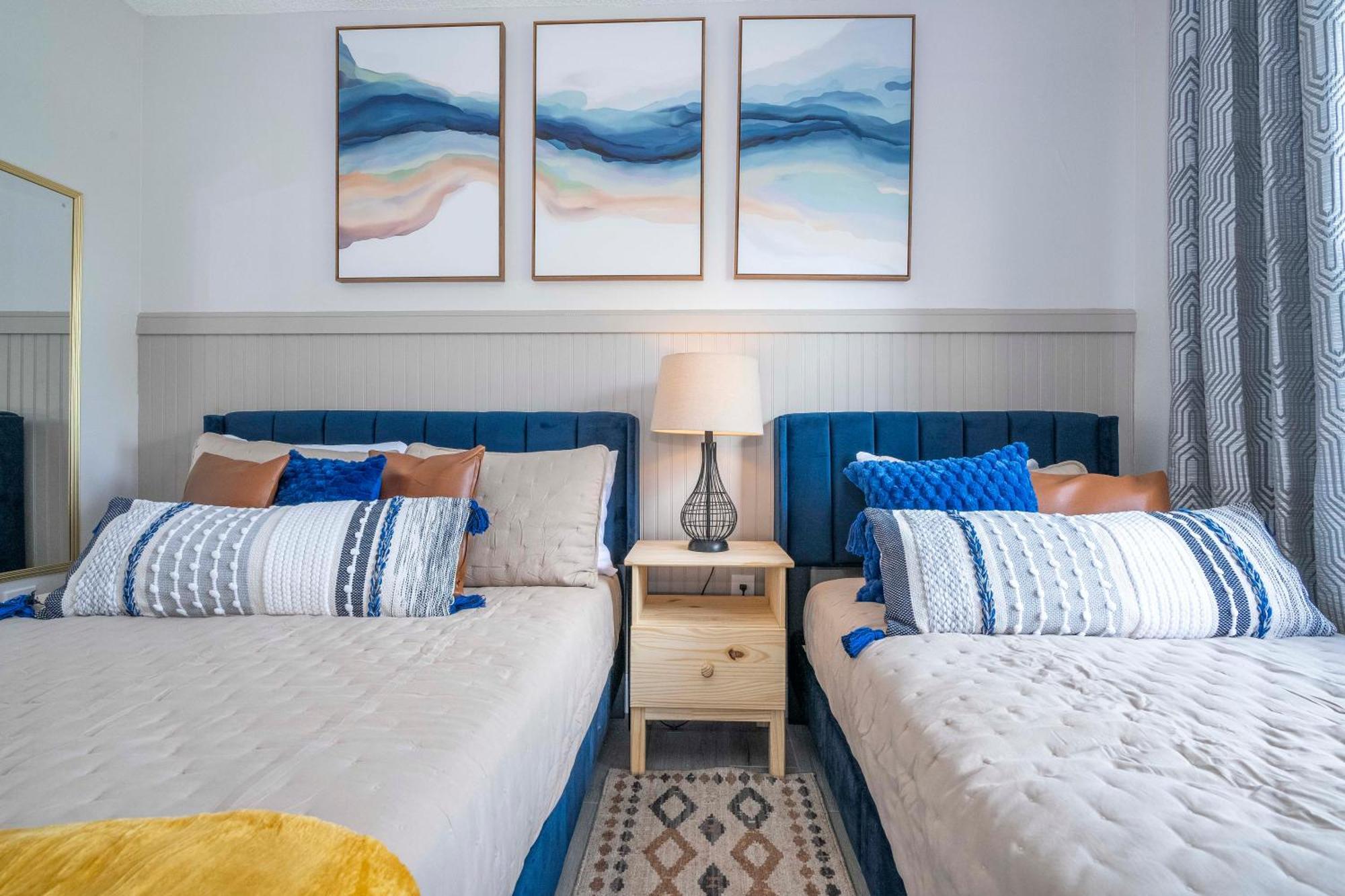 Cozy 2 Bedrooms 1 Mile Universal