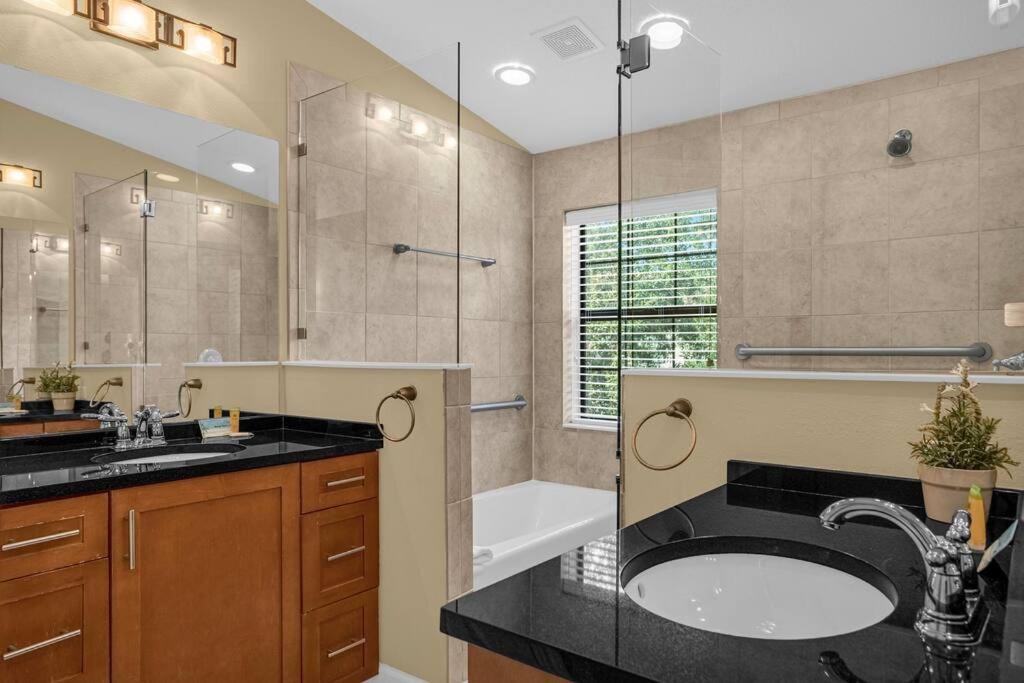 Enchanted 4br Family Style Townhome In Area *