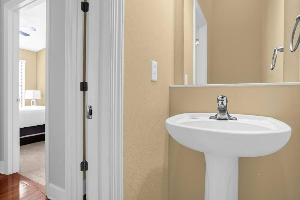 Holiday home Enchanted 4br Family Style Townhome In Area *