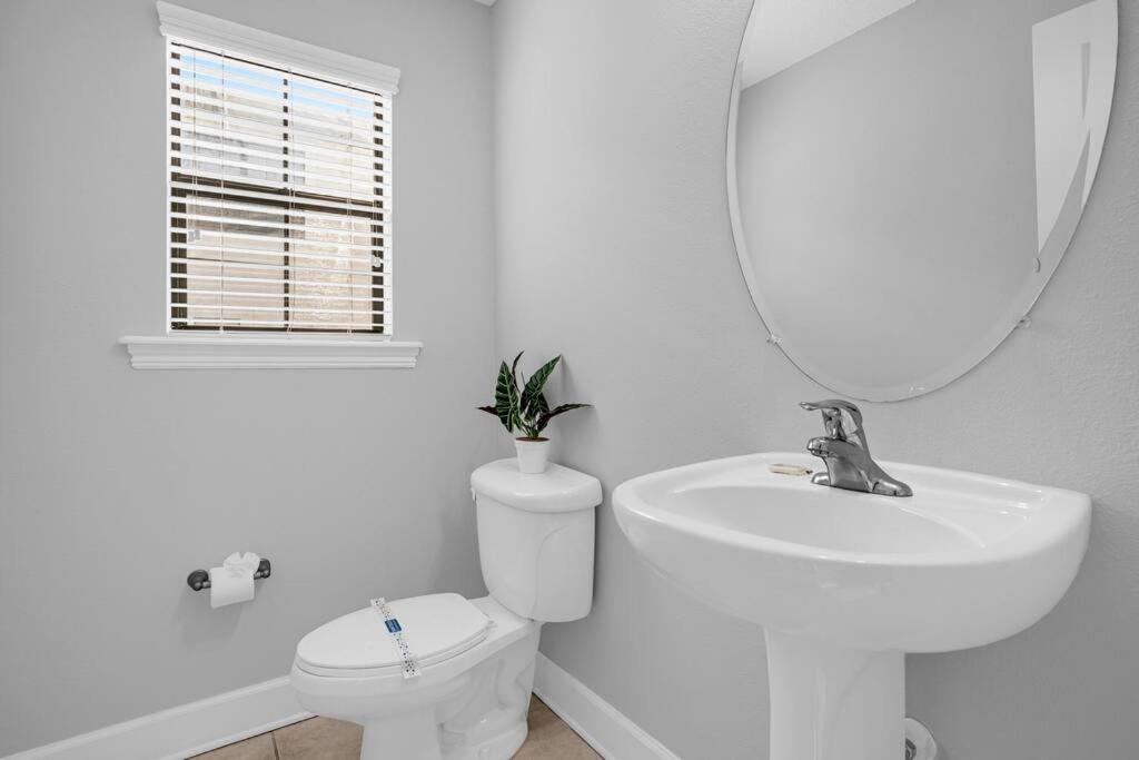 Enchanted 4br Family Style Townhome In Area *