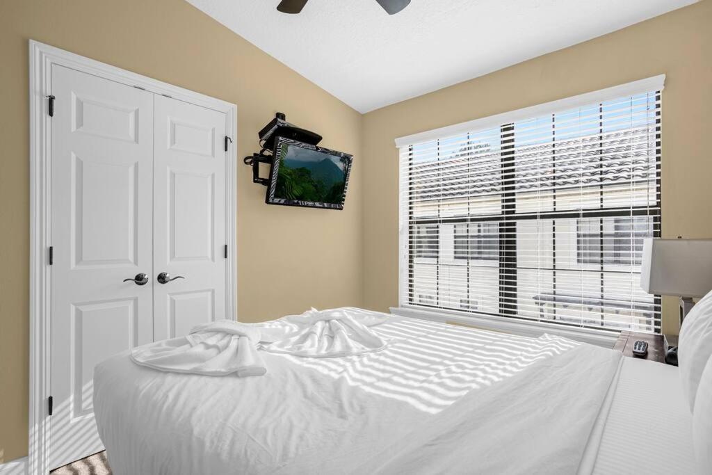 Enchanted 4br Family Style Townhome In Area *
