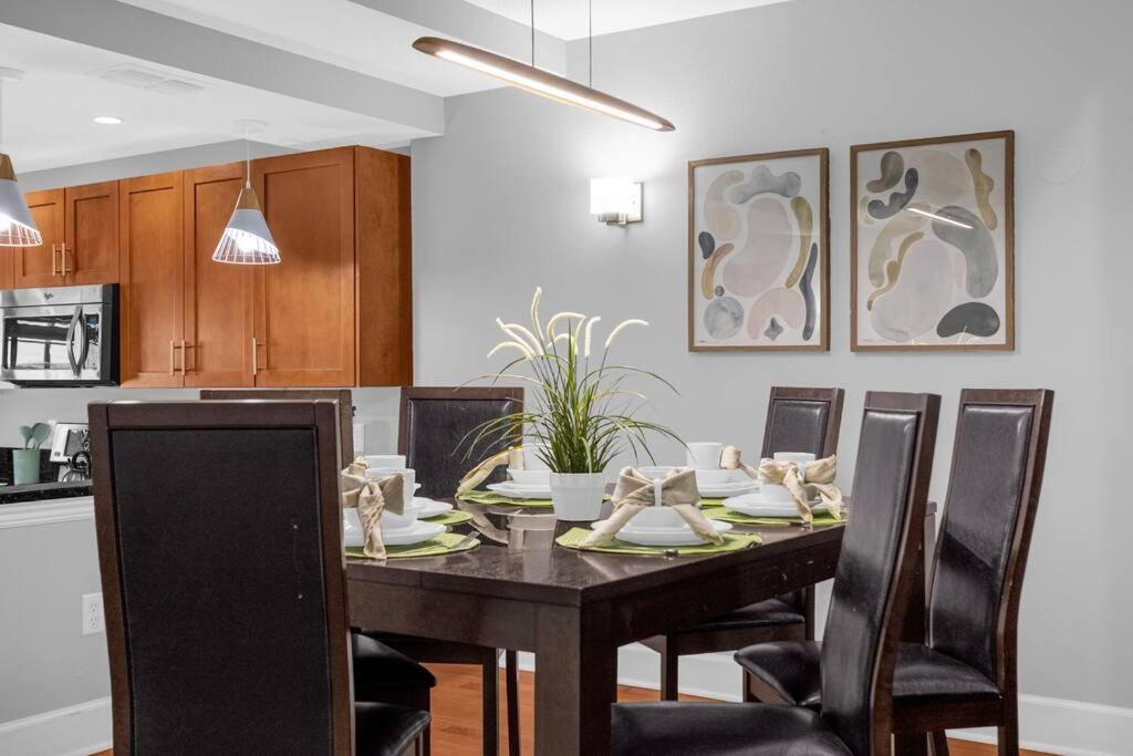 Enchanted 4br Family Style Townhome In Area Holiday home *