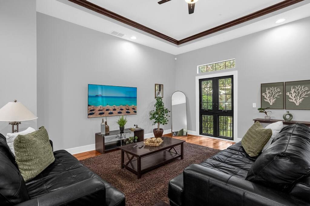 Enchanted 4br Family Style Townhome In Area