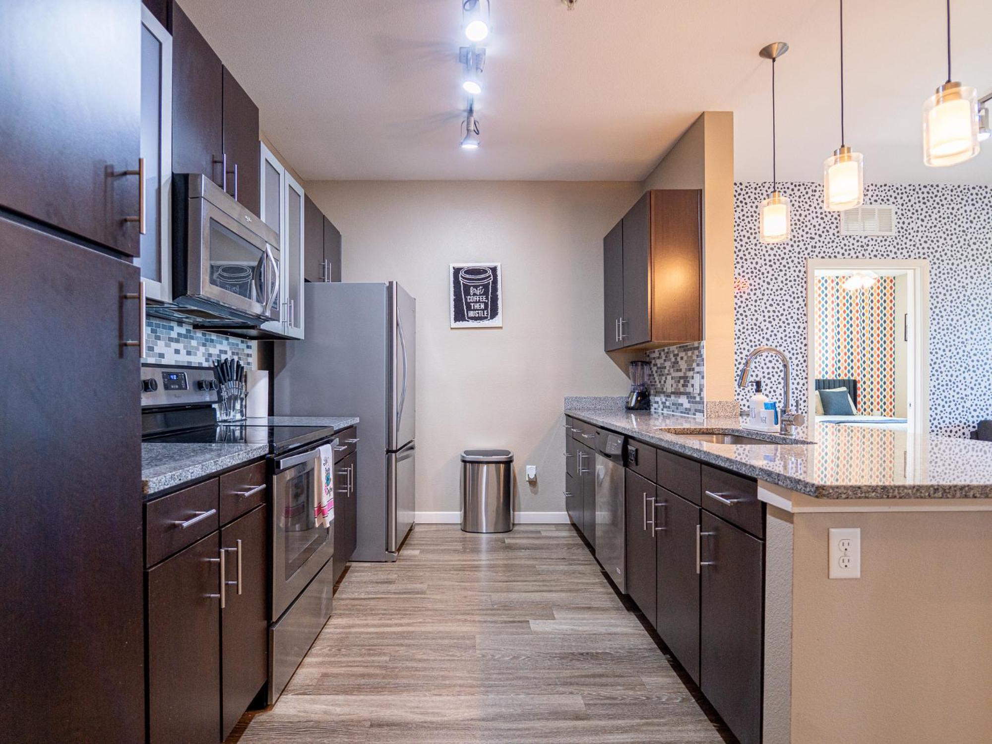 Chic Spacious 2ba 2br With Views Of Pool Apartment