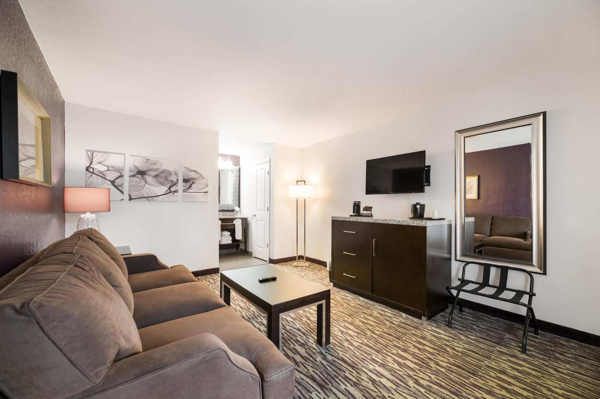 Clarion & Across From Universal Hotel 3*