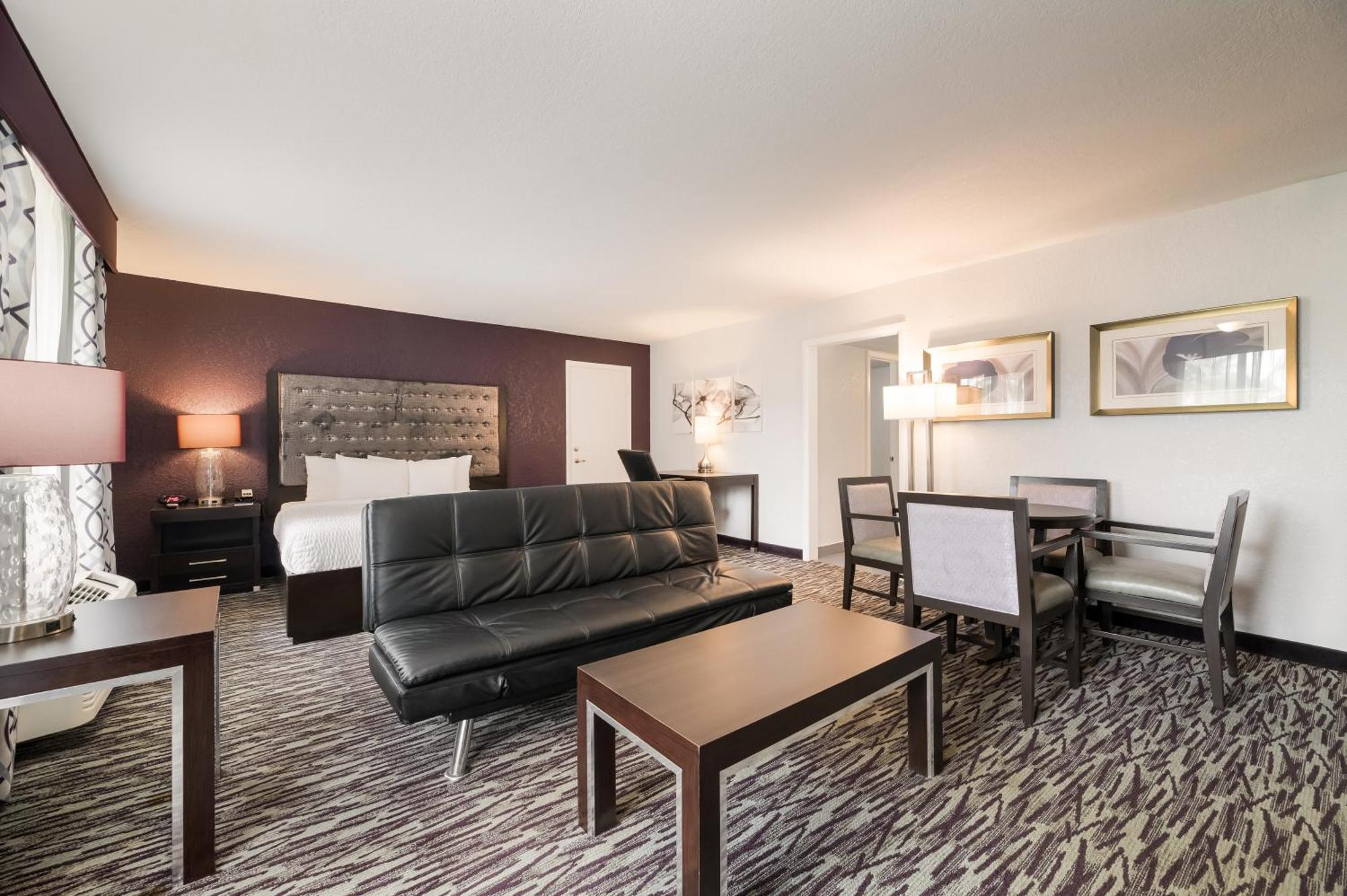 Hotel Clarion & Across From Universal 3*