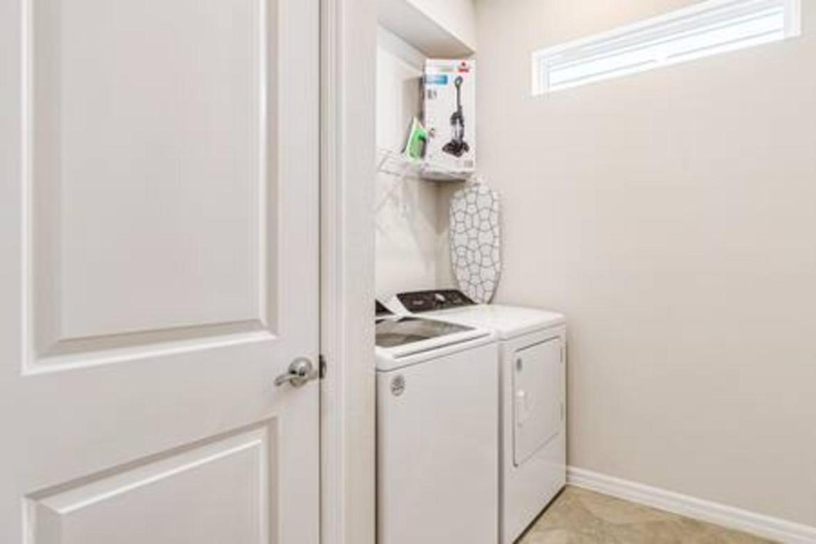 Unwind In Your 5-bedroom Oasis * Orlando