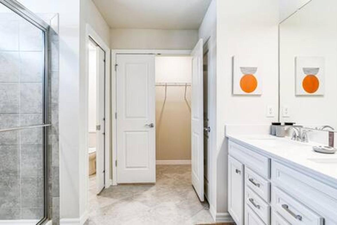 Unwind In Your 5-bedroom Oasis Holiday home Orlando