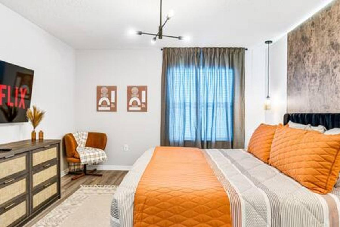 Unwind In Your 5-bedroom Oasis * Orlando