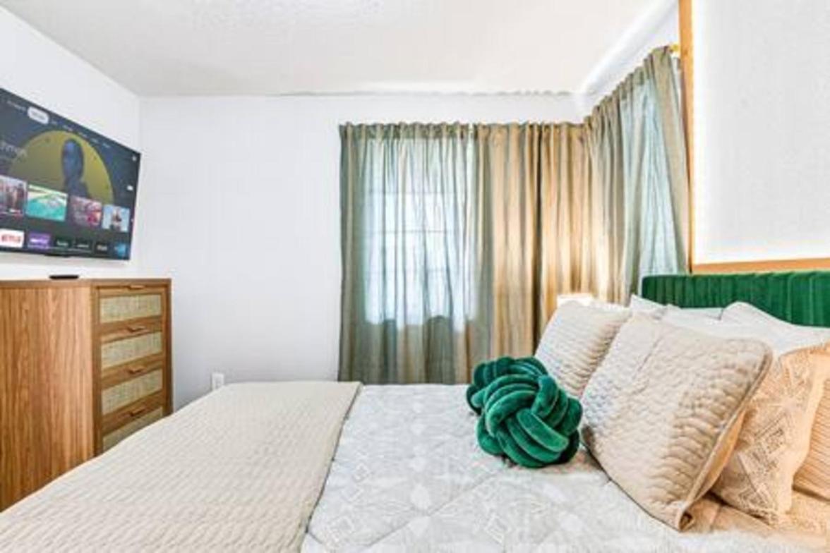 Unwind In Your 5-bedroom Oasis *