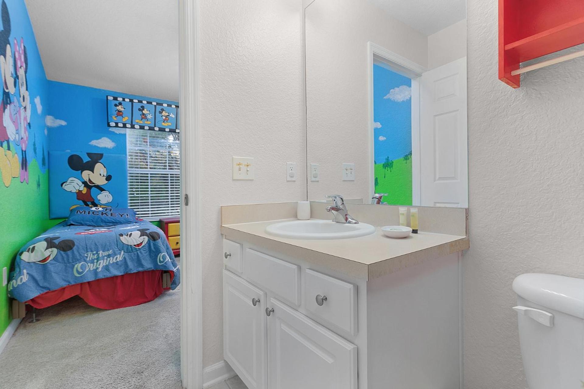 Windsor Villa, Walk To Waterpark! Holiday home *