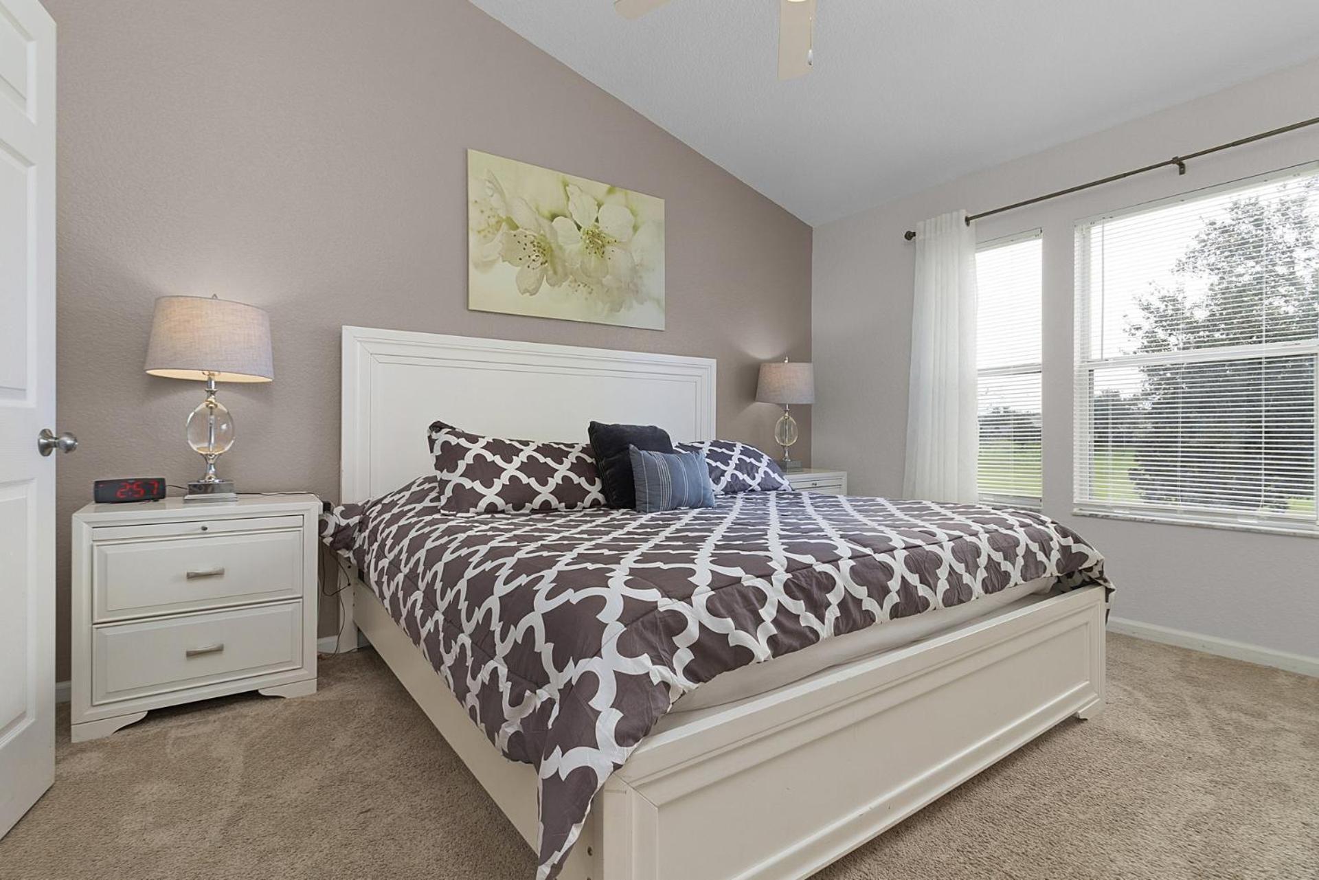 Windsor Villa, Walk To Waterpark! Holiday home