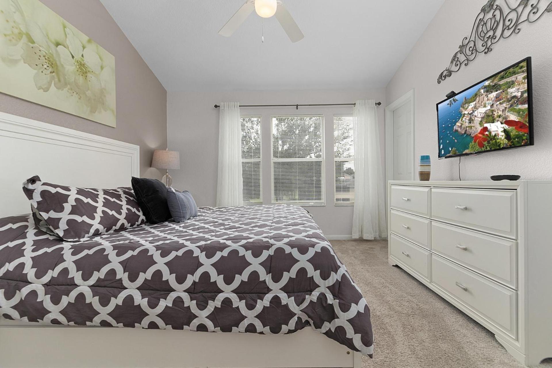 Windsor Villa, Walk To Waterpark! Holiday home *
