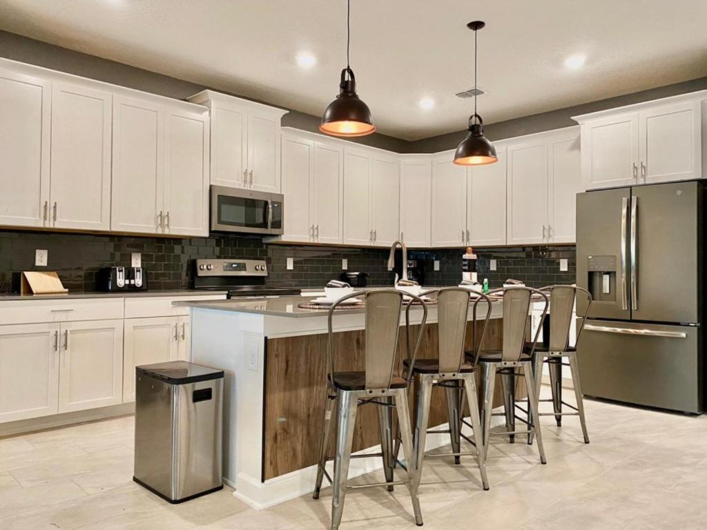Luxury 6 Bedroom 5 Bath Poolhome 214 Holiday home Orlando