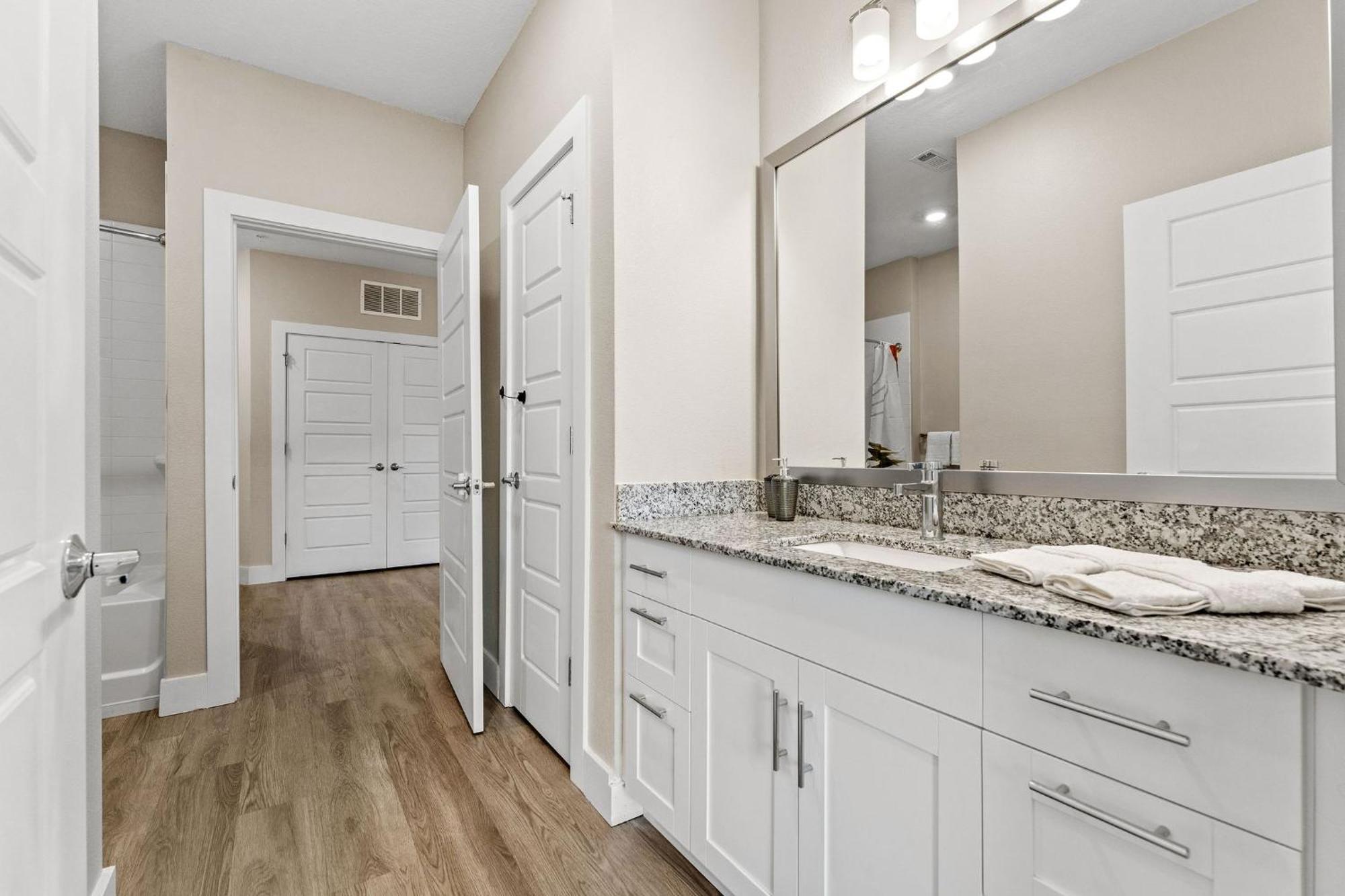 Private Full 2bedroom Haven Close To Parks Kingbed And Amenities Apartment