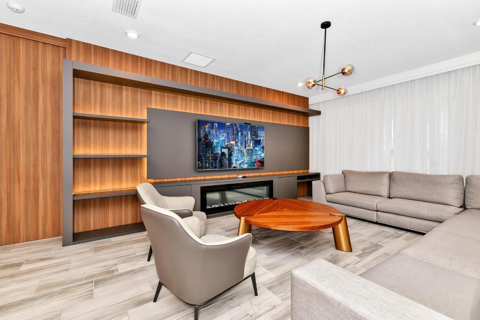 Elite With Private Pool & Amenities By Rentyl Near - 200a Holiday home *