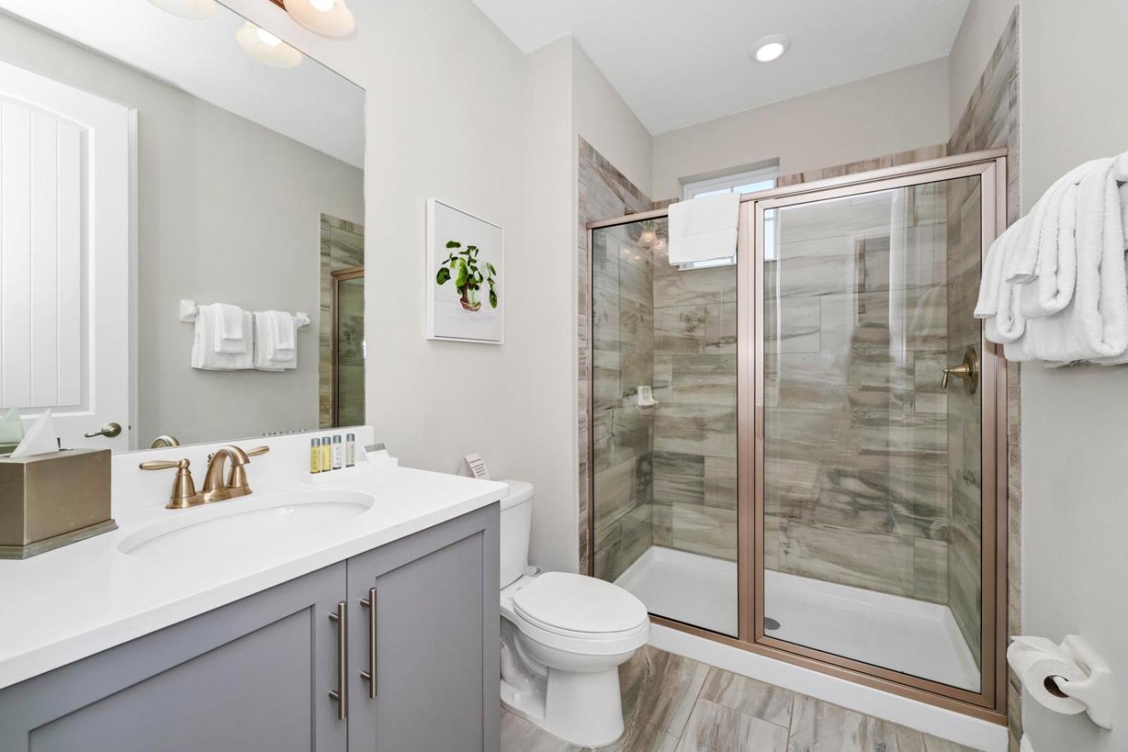 Elite With Private Pool & Amenities By Rentyl Near - 200a Holiday home *