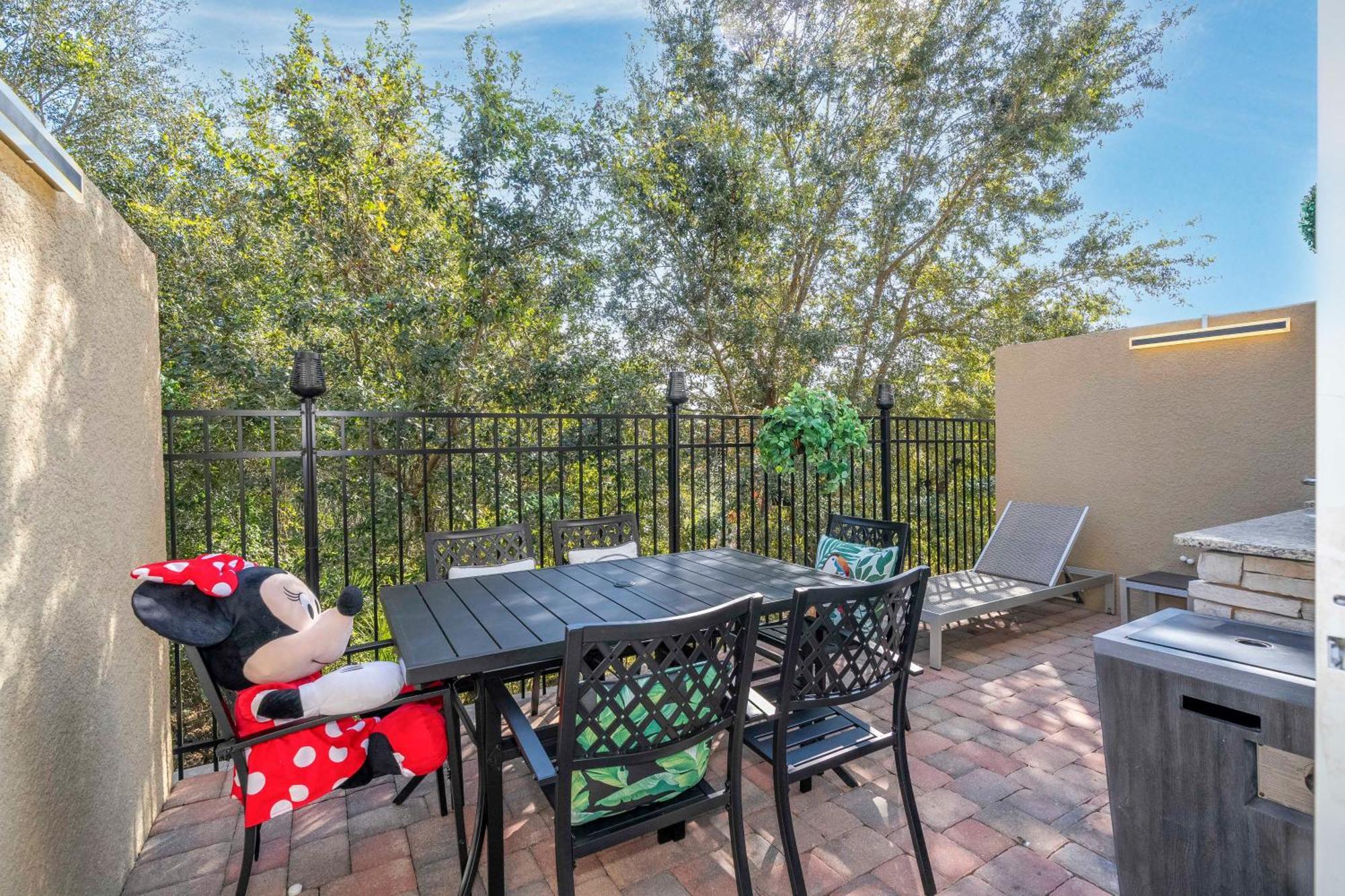 Themed House 5 Min To Parks, Heated Pool, Jacuzzi, Gym And