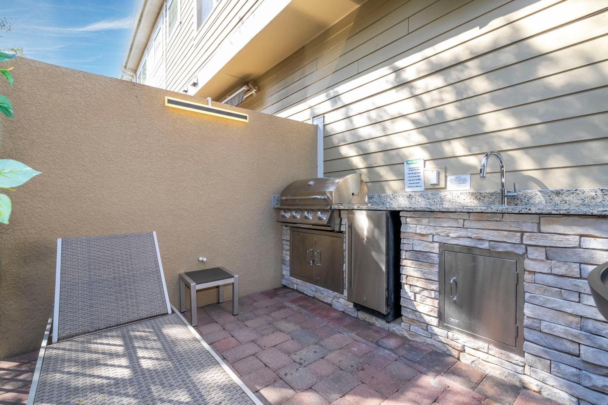 Themed House 5 Min To Parks, Heated Pool, Jacuzzi, Gym And Holiday home